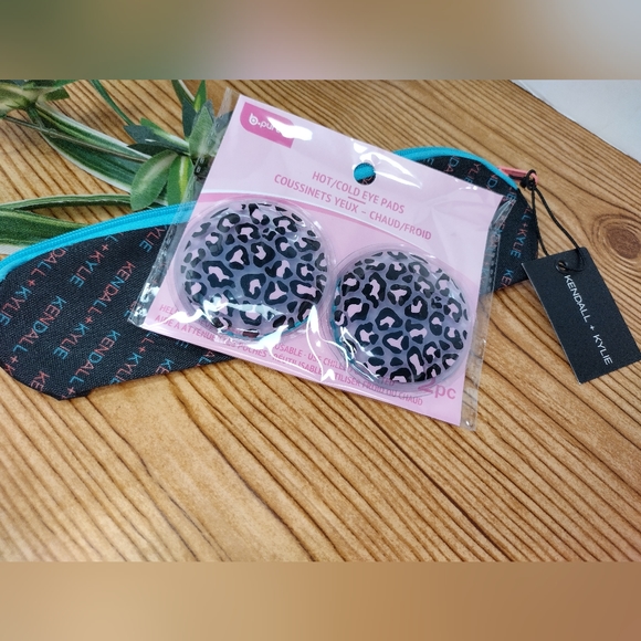 Kendall And Kylie Makeup Brush Case Bonus Cheetah Hot And Cold Eye Pads - Picture 10 of 15